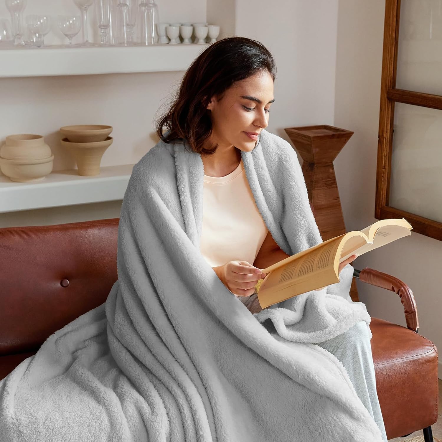 Exclusivo Mezcla Soft Fleece Throw Blanket for Couch, Super Soft Velvet Plush Bed Blanket, Fuzzy Cozy and Warm for All Seasons, 50x60 Inches, Light Grey