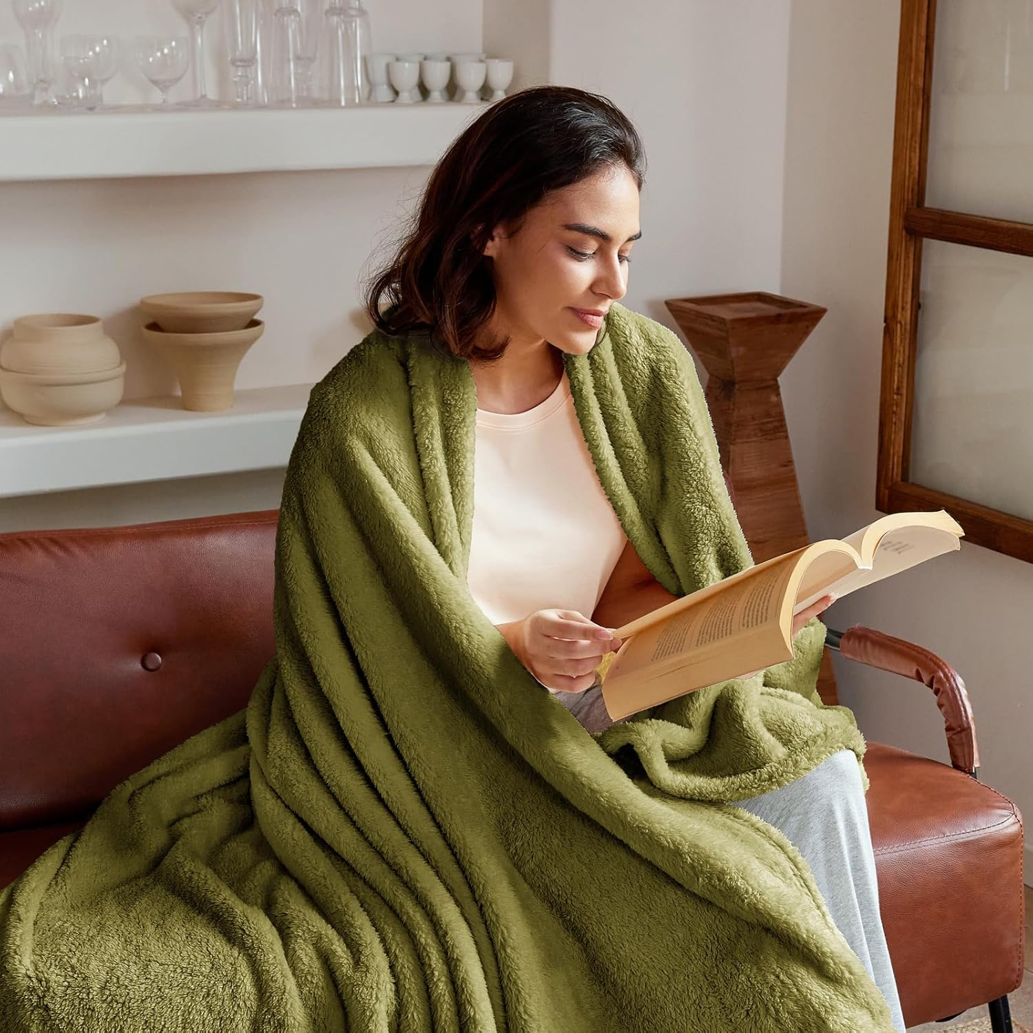 Exclusivo Mezcla Soft Fleece Throw Blanket for Couch, Super Soft Velvet Plush Bed Blanket, Fuzzy Cozy and Warm for All Seasons, 50x60 Inches, Olive Green