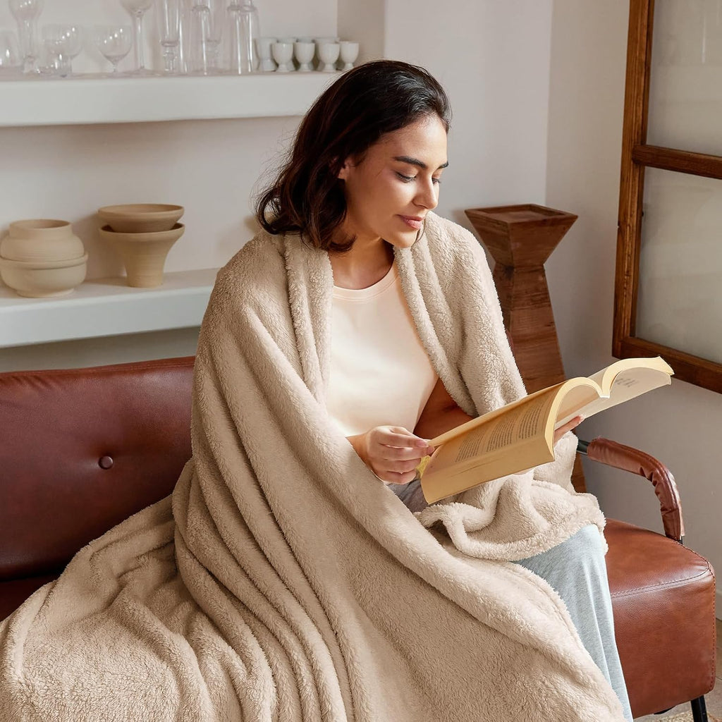 Exclusivo Mezcla King Size Flannel Fleece Blanket, Super Soft Velvet Plush Bed Blanket, Fuzzy Cozy and Warm for All Seasons, 90x104 Inches, Camel