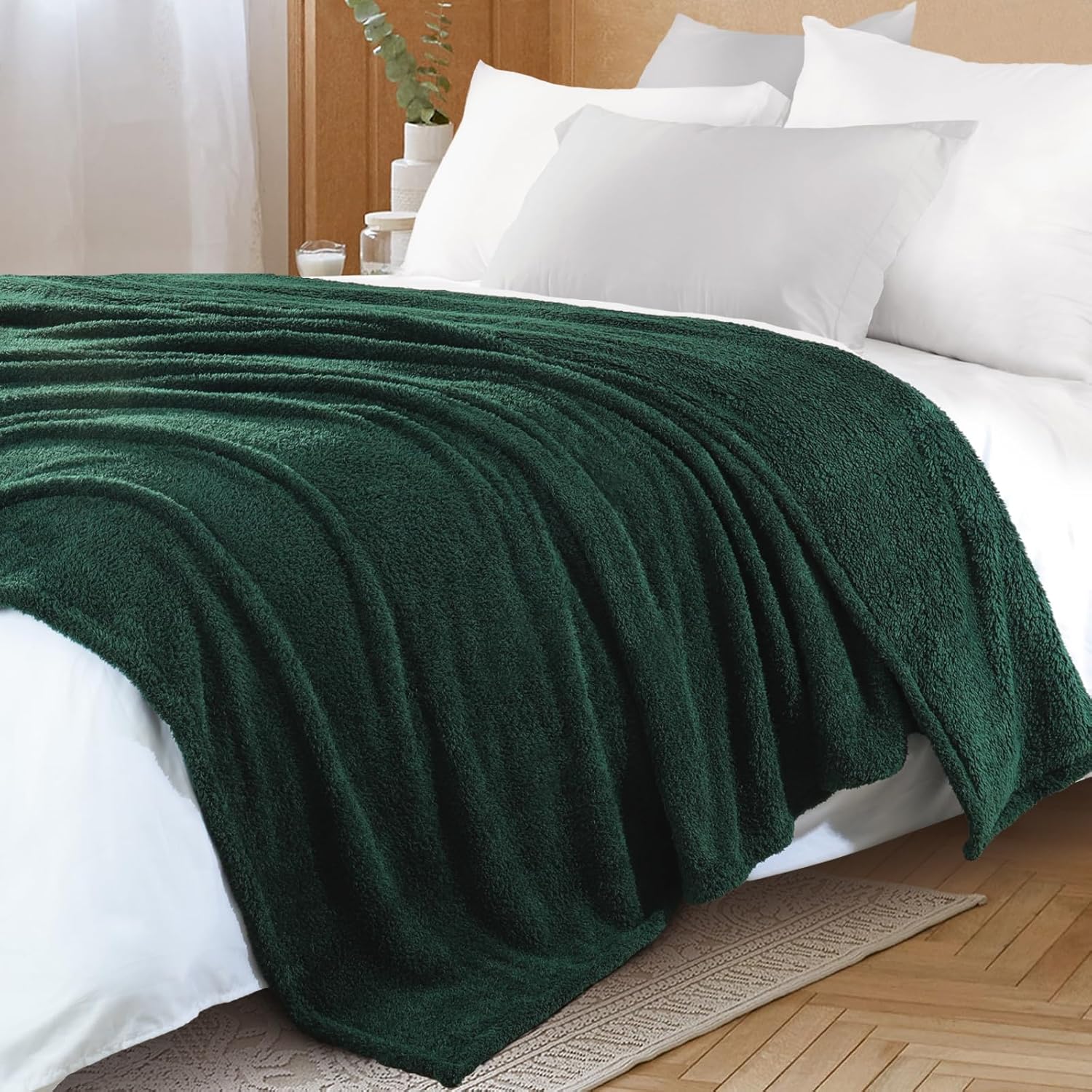 Exclusivo Mezcla Fleece Queen Blankets for Bed, Soft and Cozy Blankets for Women Men Girls Kids, Suitable for All Seasons, Forest Green,90x90 Inches