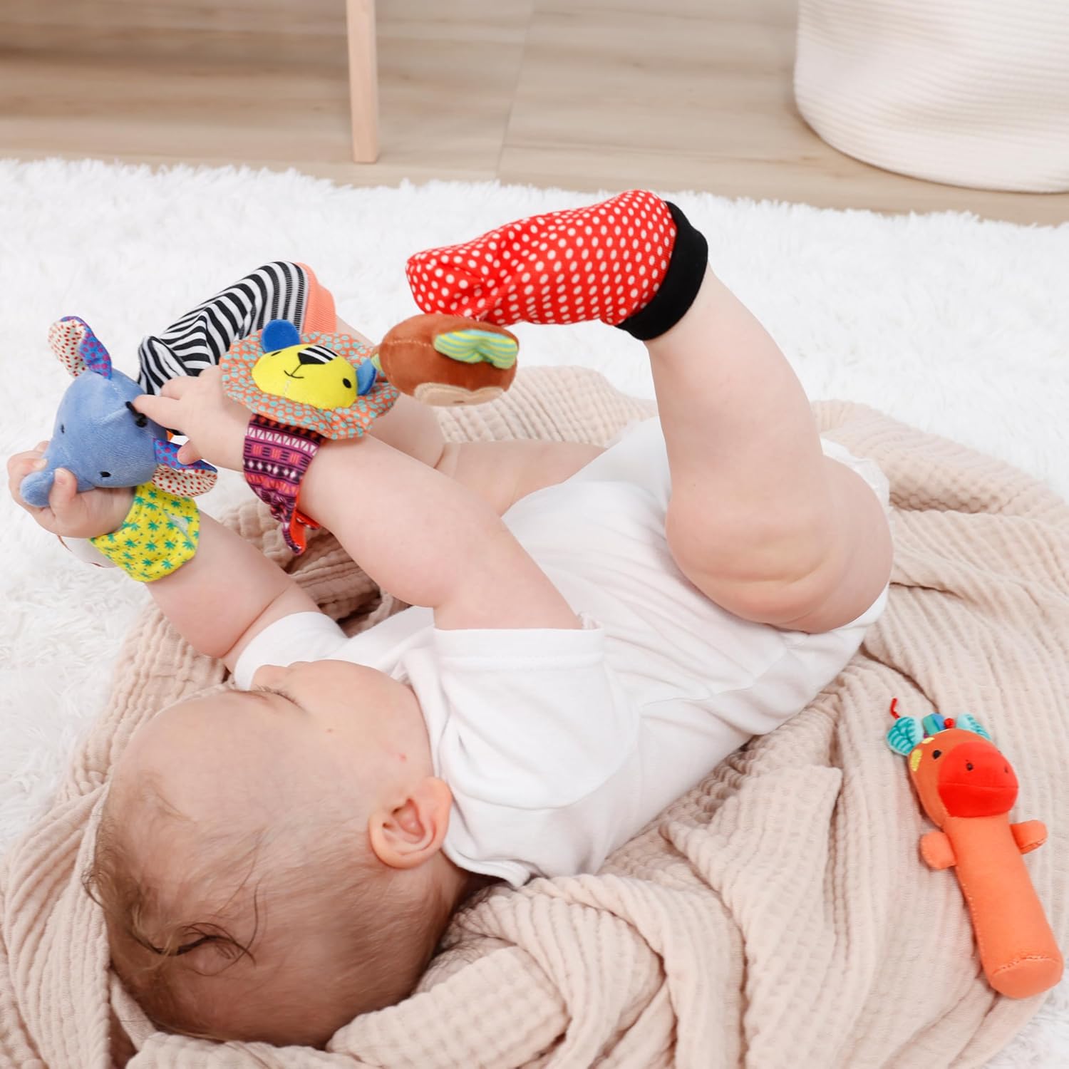 The Peanutshell Sock Rattles Set of 5 - Girl Boy Rattle Socks, Baby Toys 0-6-12 Month, Animal Newborn High Contrast Baby, Infant, Newborn Toys 0-3 0-6 Months Old Babies - Safari