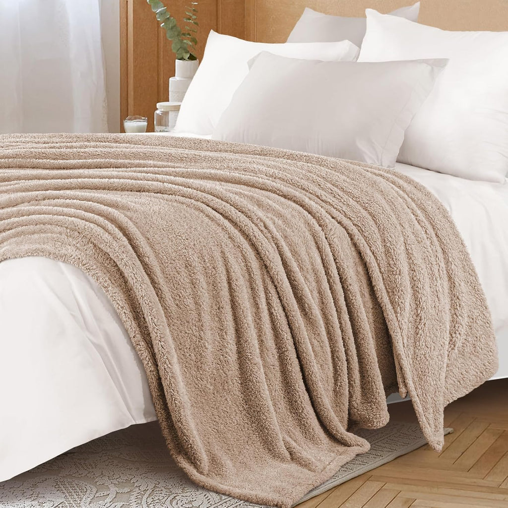 Exclusivo Mezcla Fleece Blanket for Couch, Soft and Cozy King Blankets for Women Men Girls Kids, Suitable for All Seasons, Camel, 90x104 Inches
