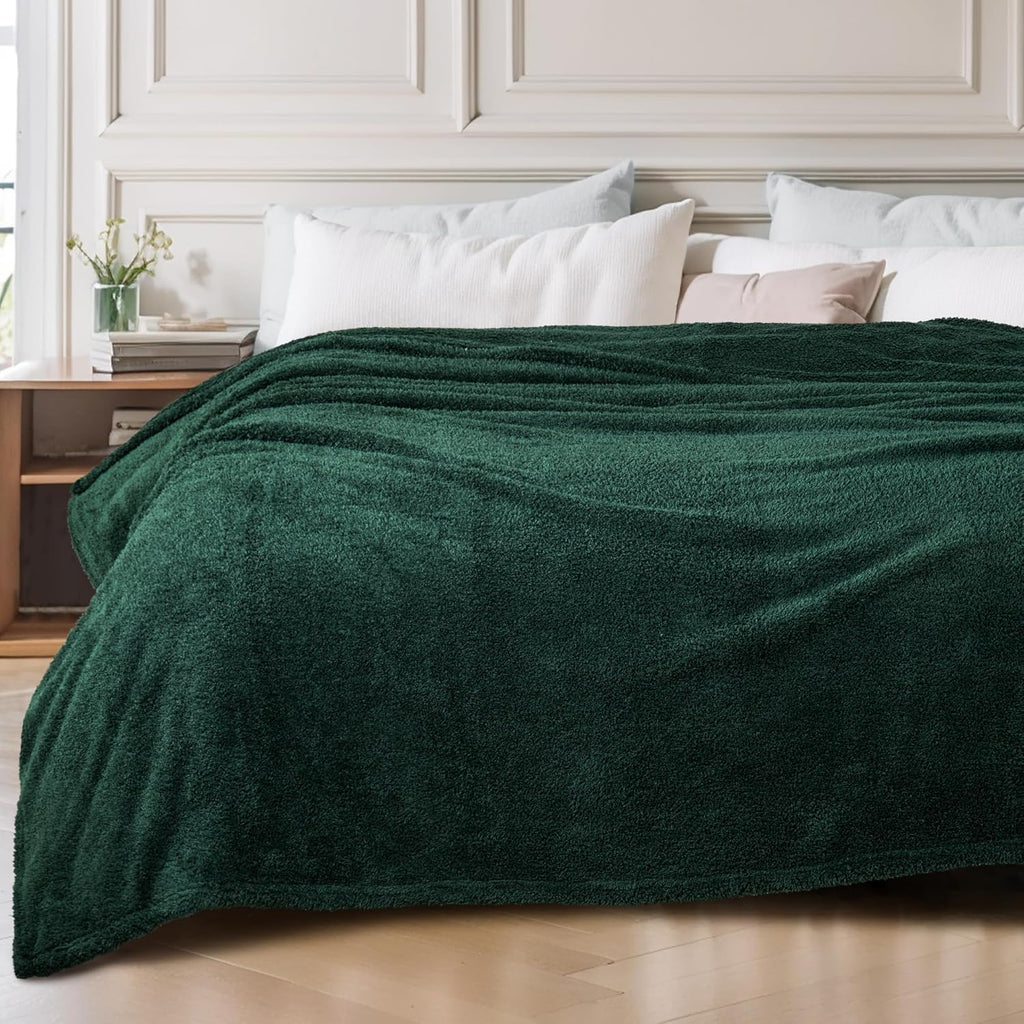 Exclusivo Mezcla Fleece Queen Blankets for Bed, Soft and Cozy Blankets for Women Men Girls Kids, Suitable for All Seasons, Forest Green,90x90 Inches