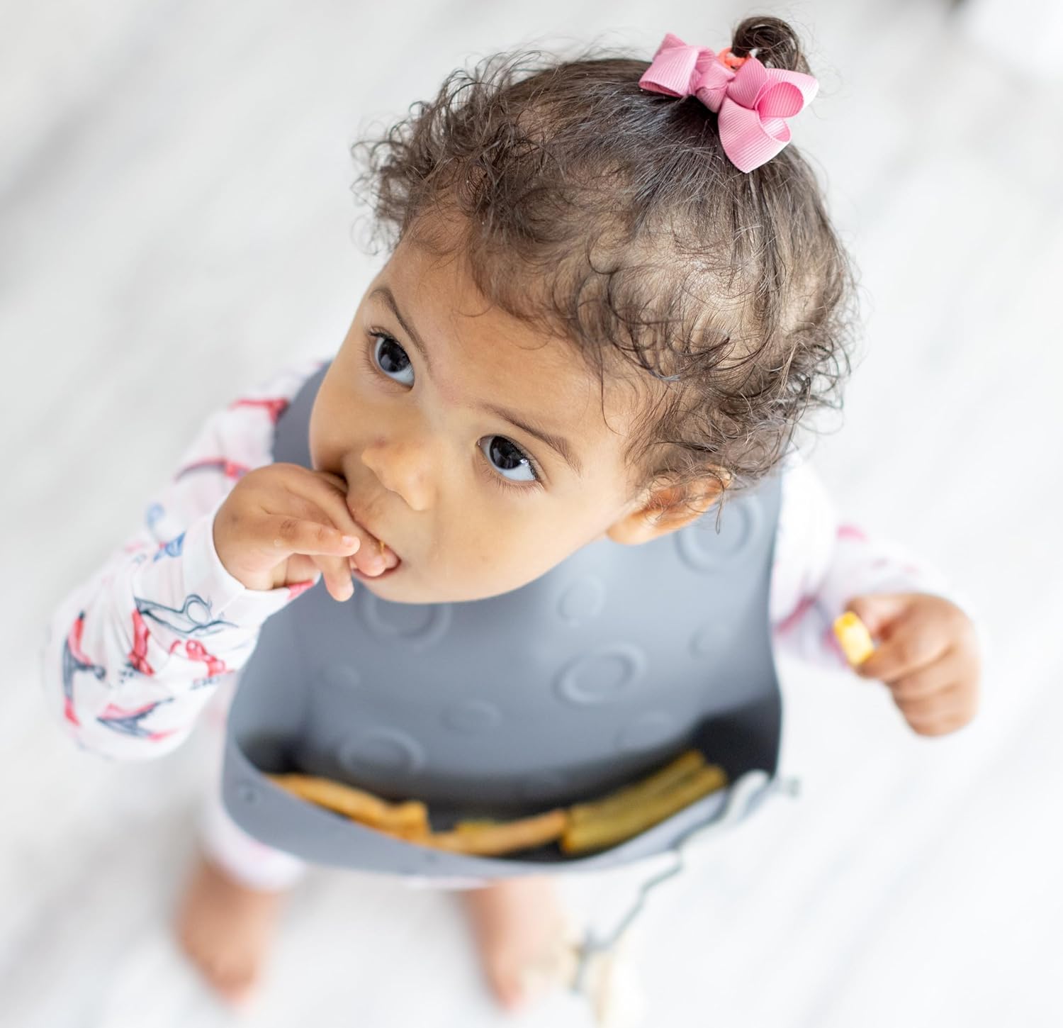 BUSY BABY Bungee Bib & Utensil Set – Adjustable Silicone Bib with Pocket & Tethered Utensils for Babies & Toddlers