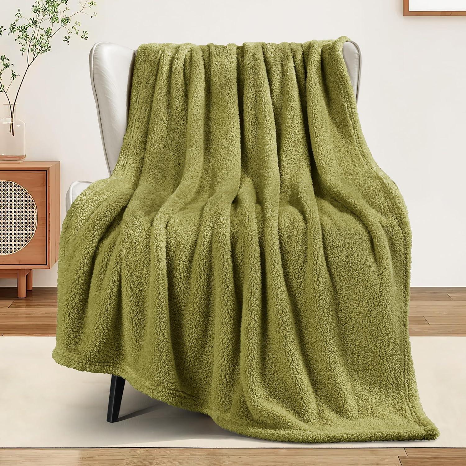 Exclusivo Mezcla Soft Fleece Throw Blanket for Couch, Super Soft Velvet Plush Bed Blanket, Fuzzy Cozy and Warm for All Seasons, 50x60 Inches, Olive Green